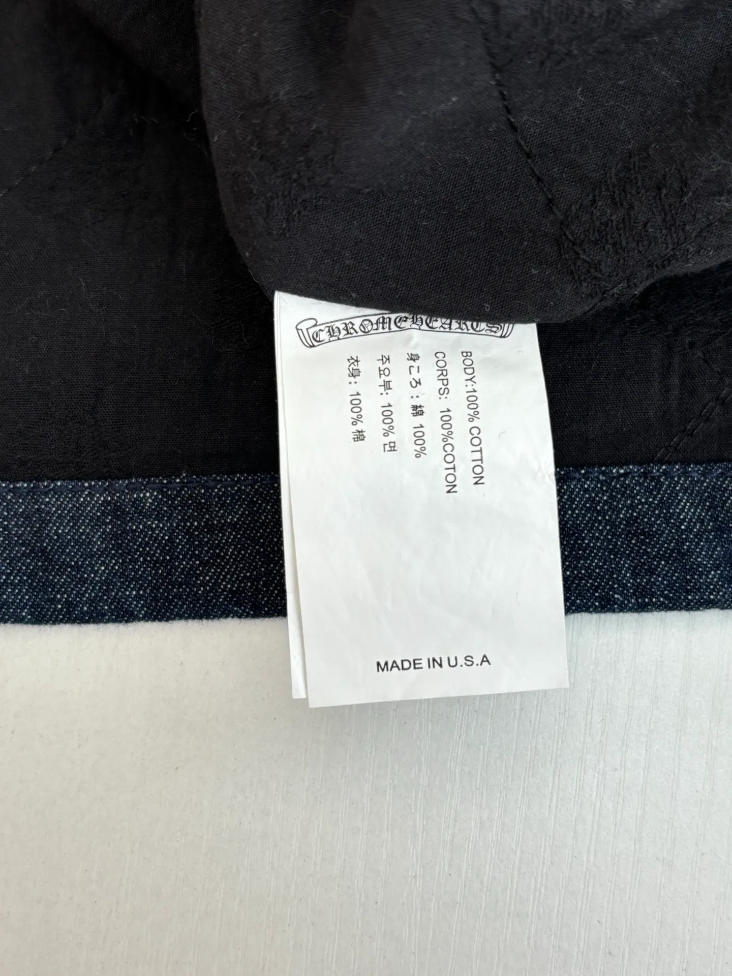 P650 Chrome Hearts*/Chrome Hearts 26 new denim shirts and cotton clothes. The original domestic spot purchase is 3.4W. The development cost is extremely high. The fabric is made of high-density pure cotton twill denim imported from Italy. It is washed and tested N times according to the original color. The jacquard lining requires a minimum order of 1,000 meters. The loss is huge. The quilting is made of Xinjiang cotton. It is thick and warm. The printing is based on the original version. It is printed with hand glue. The auxiliary material collar label is made of imported lambskin. Size: S/M/L